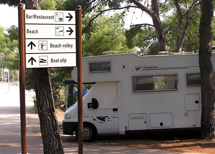 Kamp Vira Pitches Κάμπινγκ *