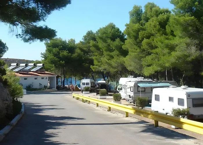 Kamp Vira Pitches Κάμπινγκ